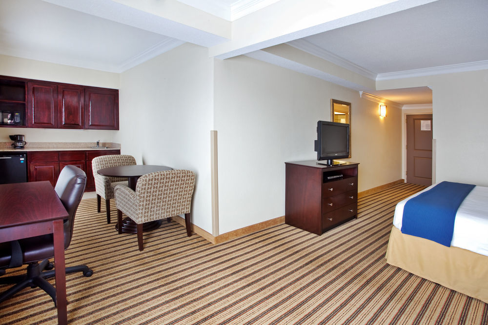 Holiday Inn Express Hotel & Suites Byron By Ihg Экстерьер фото